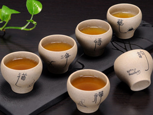 坭兴陶厂家给大家说说粗陶茶具和紫砂茶具的区别.