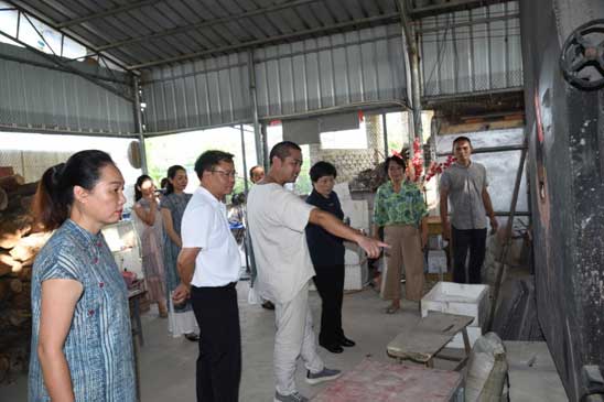 钦州市委常委宣传部部长郑娟莅临陶花岛大风江古灶柴窑基地调研1