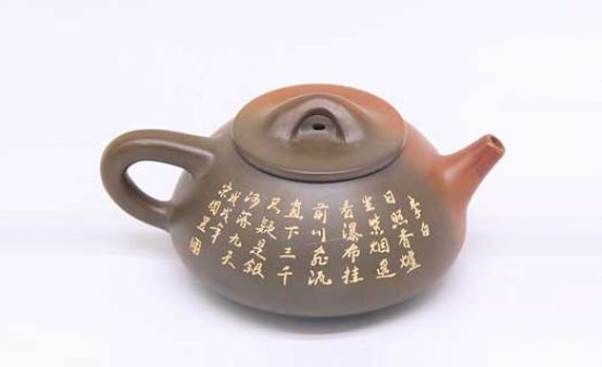 每一个喜欢坭兴陶茶壶的人，都有一把心爱的提梁壶